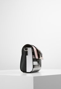 Guess TORI MINI CROSSBODY FLAP - Torba na ramię