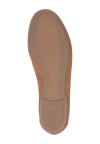 Suola di scarpa in pelle marrone con una superficie liscia, che presenta un design sagomato e una presa decorata sulla superficie. Nome del marchio impresso.