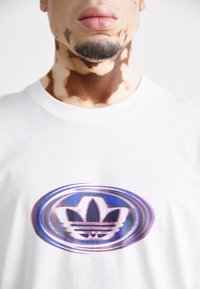 adidas Originals 90S GFX LOGO  - Μπλουζάκι με στάμπα - white