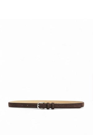 Ceinture fine en cuir marron avec une petite boucle argentée et deux passants, posée à plat sur un fond blanc.