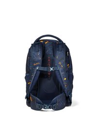 Zaino blu navy con motivi astratti arancioni, dotato di spallacci imbottiti e regolabili, un pannello posteriore in rete e una chiusura a fibbia.