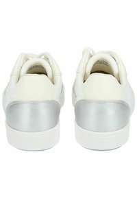 Sneakers bianchi in pelle con un lucido accento argentato sul tallone, forma arrotondata e suola in gomma testurizzata, caratterizzati da un design a taglio basso.