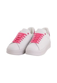 Sneakers bianchi con lacci rosa, realizzati in materiale sintetico. Presentano una punta rotonda e una suola spessa e testurizzata. Accentuati da un dettaglio sul tallone rosa.