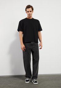 Pier One Jednoduché tričko - true black