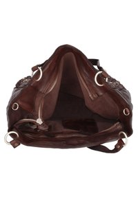 Bolso de cuero marrón con un interior espacioso. Cuenta con dobles cremalleras y herrajes en tono plateado. Forro de ante suave y múltiples compartimentos visibles.