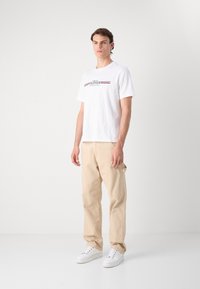 Tommy Hilfiger CHEST STRIPE TEE - T-shirt con stampa - white