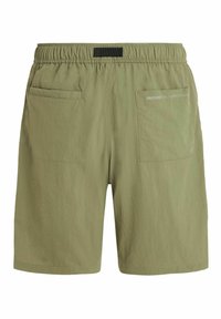 Zeleni, lagani šorts s elastičnom trakicom u struku. Ima dva stražnja džepa i logo "PROTEST HIGH PERFORMANCE" na desnom džepu.