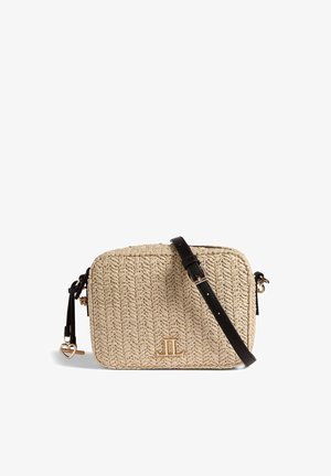 Klassinen olkalaukku kudotusta oljesta beige väriä, mustalla säädettävällä hihnalla. Sivussa on kultainen logo ja sydämenmuotoinen koriste.