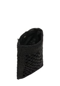 Clutch nera intrecciata con un motivo testurizzato, dotata di apertura superiore e fodera in tessuto nero. Forma rettangolare compatta.