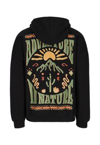Schwarzer Kapuzenpullover mit einem bunten Grafikdesign mit Bergen, einer Sonne und Naturelementen; der Text lautet "Abenteuer in der Natur."