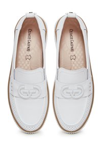 Paire de mocassins en cuir blanc avec logo double G texturé sur les brides et semelles intérieures beiges matelassées de la marque Cesare Gaspari.