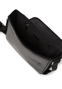 Borsa a tracolla nera realizzata in materiale sintetico textures, con un ampio interno, tasca con zip e tracolla regolabile.
