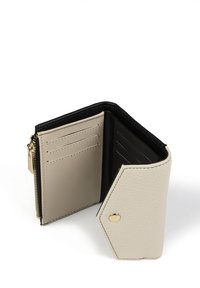 Beige texturerat läderplånbok med svart inredning. Har flera kortfack, dragkedjefack och en detalj med guldfärgad tryckknapp.