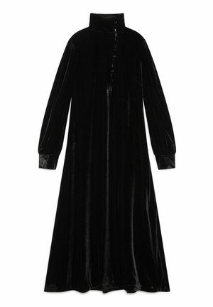 Vestito lungo in velluto nero con maniche lunghe e collo alto, caratterizzato da una chiusura con bottoni al collo e una silhouette svasata a linea A.
