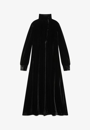 Robe longue en velours noir à manches longues avec col montant, dotée d'une fermeture à boutons au niveau du cou et d'une silhouette évasée en ligne A.