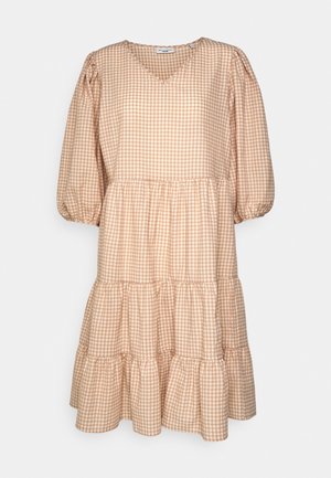 Robe en vichy beige et blanc avec col en V, manches ballon trois-quarts et jupe à volants à étages avec détails froncés.