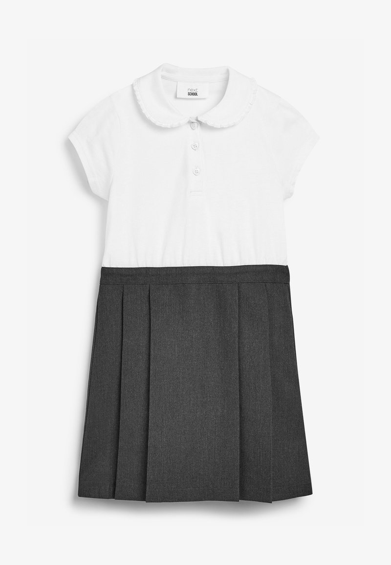 Witte poloshirt met een gerimpelde kraag en drie knopen, gecombineerd met een grijze geplooide rok, gemaakt van een gladde stof.