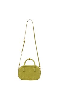 Grøn mokka håndtaske med en rund top, to håndtag og en aftagelig skulderrem. Har guldfarvede detaljer og en glat tekstur.