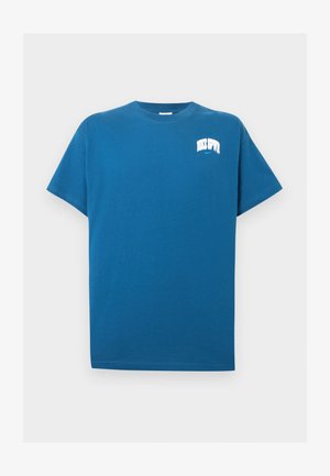 T-shirt di cotone blu con maniche corte, scollatura rotonda e testo del logo bianco sul lato sinistro del petto. Tessuto liscio, vestibilità rilassata.
