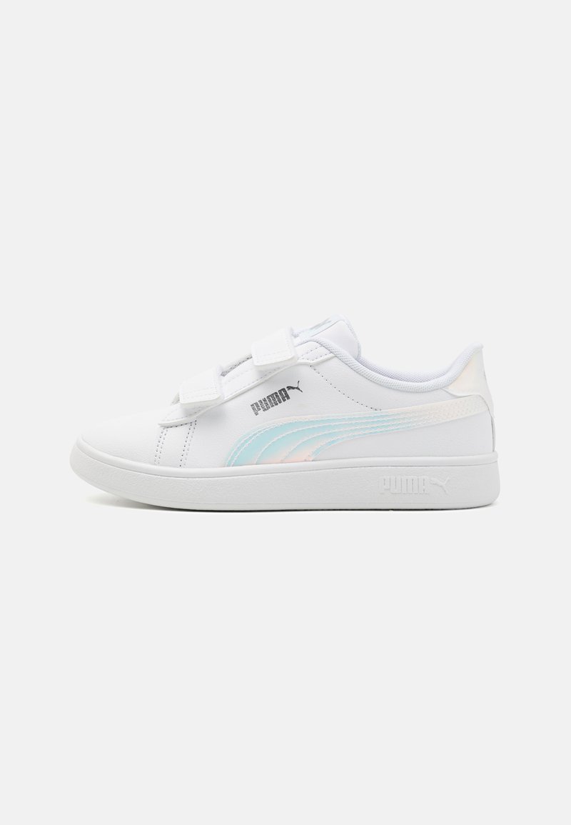 Witte sneakers met klittenbandsluitingen, een gladde synthetische bovenkant, iriserende accenten aan de zijkanten en een geribbelde rubberen zool. Puma-logo.