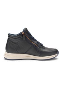 Marineblaue High-Top-Sneaker aus Leder mit seitlichem Reißverschluss, Schnürsenkeln und weißer, gepolsterter Sohle, von der Außenseite gezeigt.