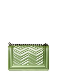 Borsa a spalla verde in ecopelle con motivo a zigzag, presenta una tracolla in metallo argentato, chiusura a zip e una forma rettangolare strutturata.