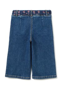 Pantalones cortos tipo bermuda de mezclilla con una cinturilla de rayas en tonos navy. La tela es de un tono azul medio con una textura suave y un corte recto.