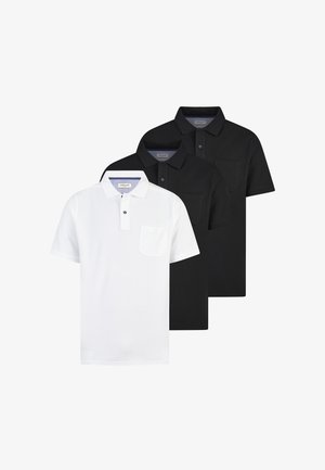 Trzy krótkie koszulki polo z kołnierzykami i przednimi kieszeniami, jedna biała na pierwszym planie, dwie czarne za nią, wyświetlone na białym tle.