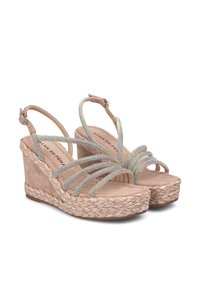 Sandalias de cuña con un acabado de ante beige, que cuentan con tiras metálicas entrelazadas y una plataforma trenzada texturizada.