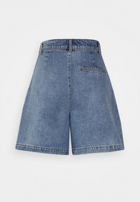 Pantalones cortos de mezclilla en azul claro, con una cintura alta, piernas anchas y un solo bolsillo trasero. Costuras distintivas en el dobladillo.