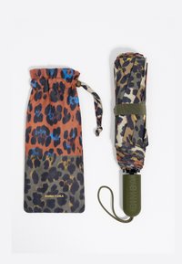 Compact leeuwenhuid parasol in bruin-, blauw- en groentinten, met een bijpassende trekkoord zak en een olijfgroen handvat.