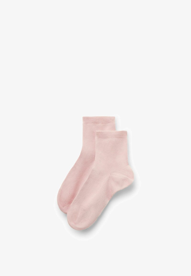Calze alla caviglia in cotone rosa chiaro con un bordo a coste e una texture liscia, dotate di tacco e punta rinforzati.