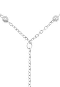 Catena in metallo argentato con perle sferiche, caratterizzata da un design allungato e anelli interconnessi di varie dimensioni. Texture liscia, finitura lucida.