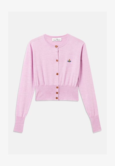 Lys rosa cropped cardigan laget av myk stoff, med rund hals og brune knapper, med et lite fargerikt broderimønster på brystet.