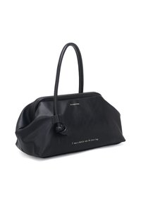 Borsa a mano in pelle nera con manico annodato, include testo metallico "Ero una bottiglia ora nella tua borsa" sul davanti, texture liscia, forma curva.
