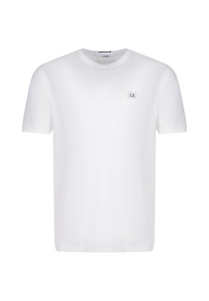 T-shirt bianca a maniche corte con scollo rotondo e una piccola toppa rettangolare con il logo sul petto sinistro con la scritta "C.P. Company."