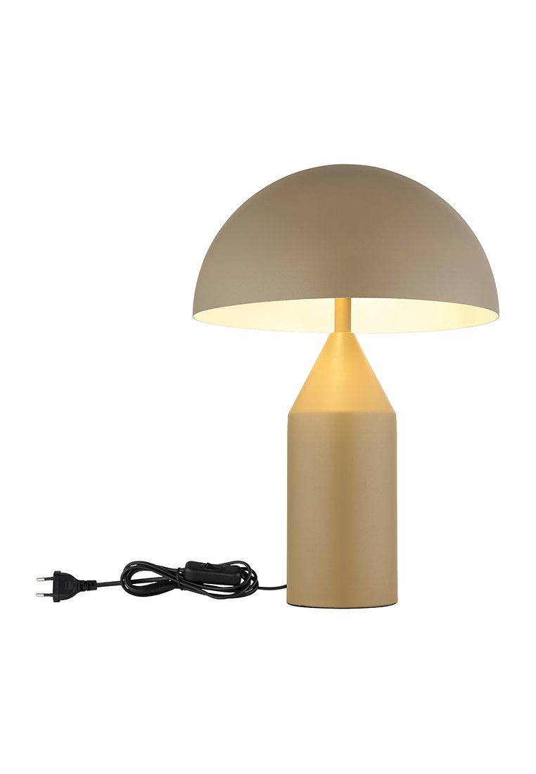 Tafellamp met een beige metalen voet, conische vorm en een koepelvormige kap. Heeft een zachte lichtopbrengst en een stroomkabel.