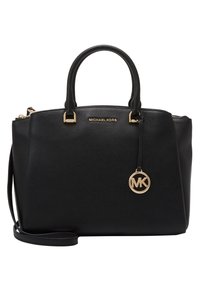 Schwarze Lederhandtasche mit oberen Griffen, goldenen Beschlägen, geprägtem Markenlogo und abnehmbarem Charme. Verfügt über ein strukturiertes Design mit Reißverschluss.