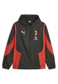 Chaqueta cortavientos negra y roja con capucha, que cuenta con un cierre delantero, puños elásticos y logos que incluyen el emblema de Puma y el escudo del AC Milan.