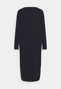 Černé šaty s dlouhými rukávy, volným střihem, výstřihem do tvaru mísy a rovnou spodní hranou. Vyrobené z m�ěkké, texturované látky, s minimalistickým designem.