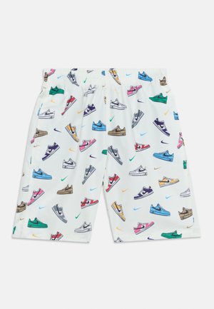 Hvite shorts med fargerike joggesko- og Nike Swoosh-mønstre spredt over stoffet, med elastisk midjebånd.