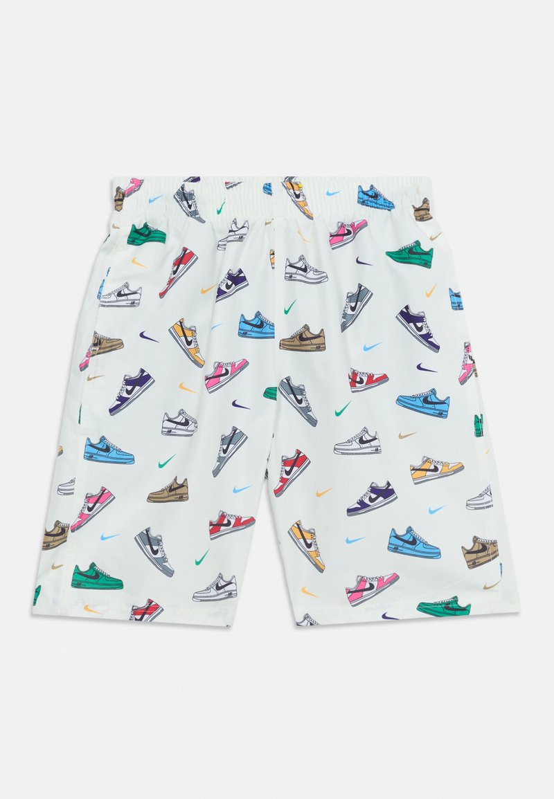 Λευκά σορτς με πολύχρωμα σχέδια αθλητικών παπουτσιών και το λογότυπο Nike Swoosh διάσπαρτα στο ύφασμα, με ελαστική μέση.