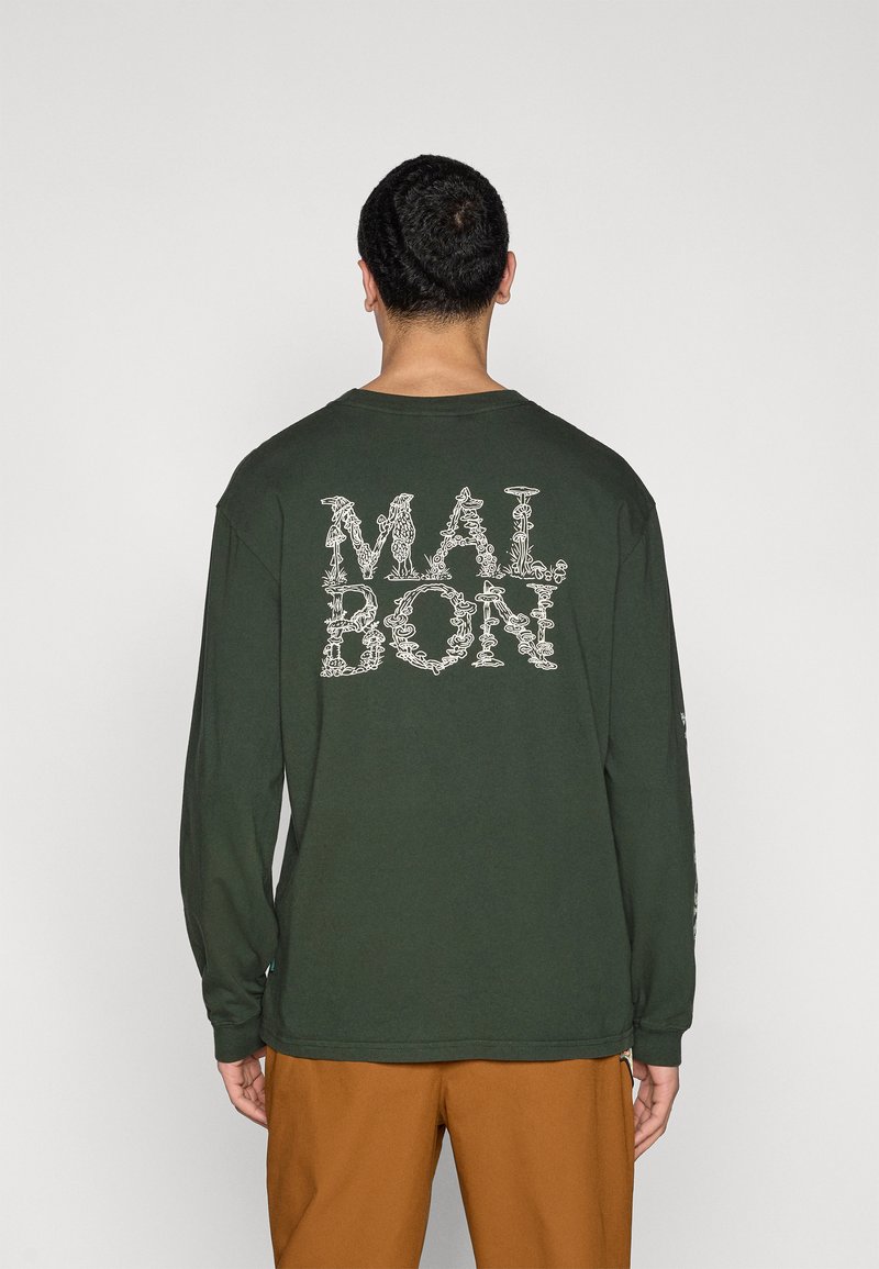 T-shirt à manches longues vert foncé avec le texte "MALBON" à motif floral blanc dans le dos. Encolure ronde et coupe décontractée.