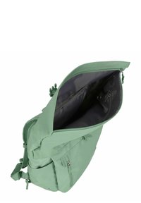 Groene stoffen rugzak met een ritsopening aan de bovenkant, met een ruime binnenkant en een extra voorvak. Het materiaal lijkt duurzaam en zacht.