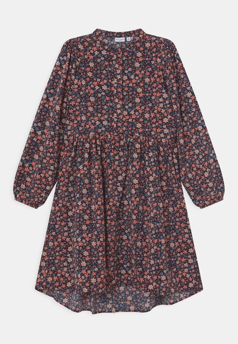 Robe longue aux genoux à manches longues avec taille froncée, encolure ronde, fermeture à boutons cachés devant, fond bleu marine avec petit imprimé floral rose et bleu clair.