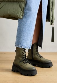 Seleccionado, olive night