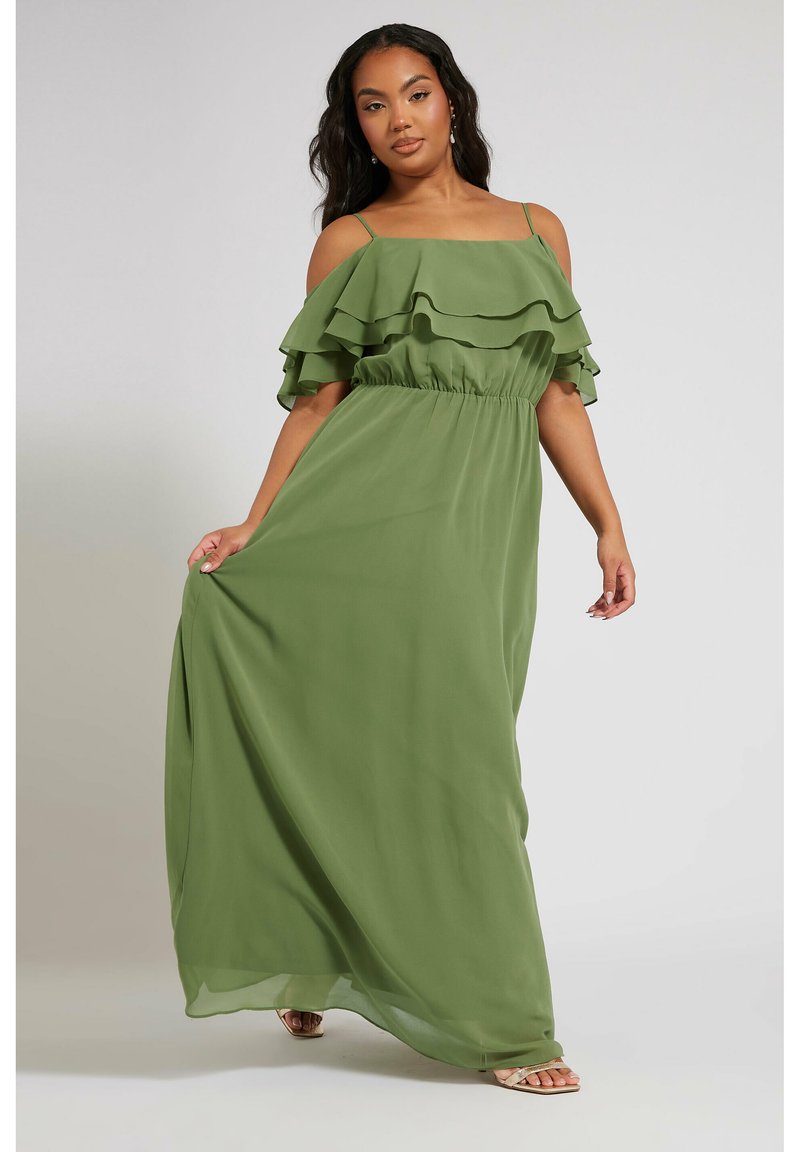 Lång, olivgrön maxiklänning med volangärmar utan axel, elastisk midja, flödande tyg och en mjuk, lätt textur.