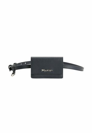 Sac ceinture en cuir noir avec une pochette rectangulaire et une sangle ajustable, avec un petit logo métallique sur le rabat de la pochette.