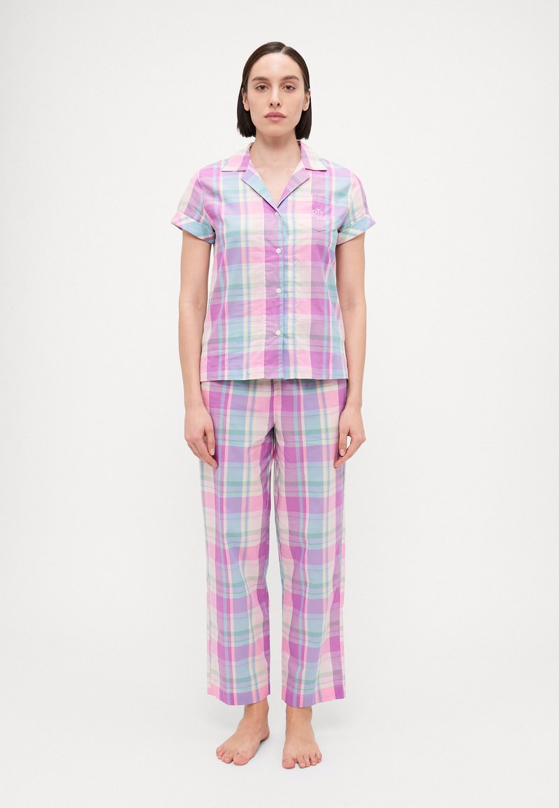 Σαλοπέτα πιτζάμα με κοντό μανίκι σε παστέλ χρώματα, με ανοιχτό ροζ, πράσινους και μωβ καρό, διαθέτει πουκαμίσα με κουμπιά και φαρδιά παντελόνια.