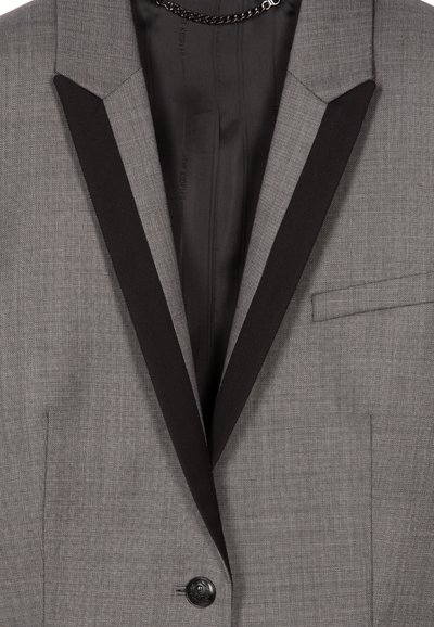 Grau blazer aus einem strukturierten Stoff, mit schwarzen Satin-Revers, einer einzelnen Knopfverschluss und vorderen Eingrifftaschen. Die Innenseite hat ein glattes Futter.